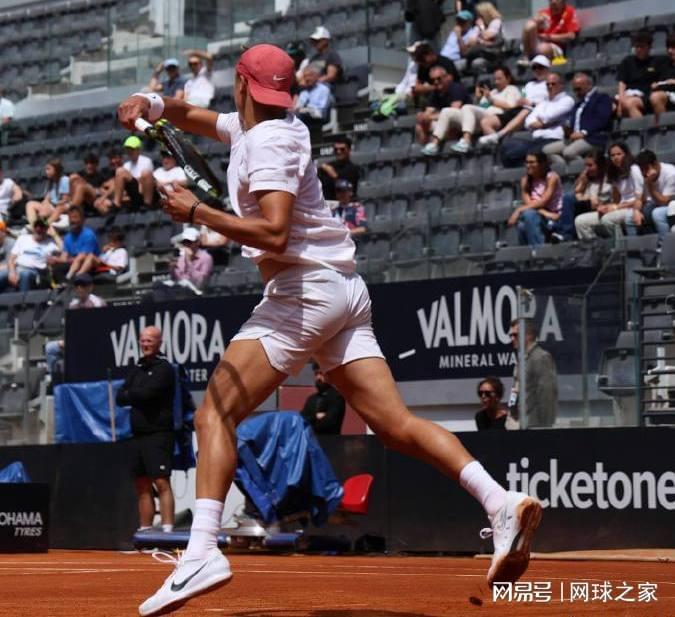 开云入口-阿昺张帅袁悦初五组团赢球，阿卡暴扫菲斯，小白菜完败丢冠