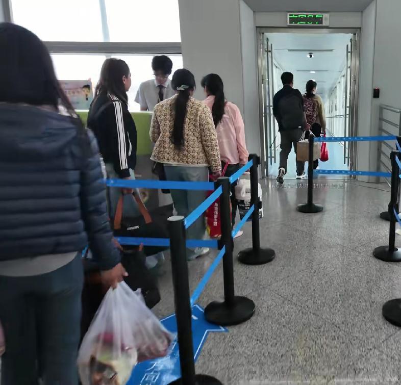 女子飞上海看病被拒载:航司拒赔黄牛票,3万白花,本人怒怼网友