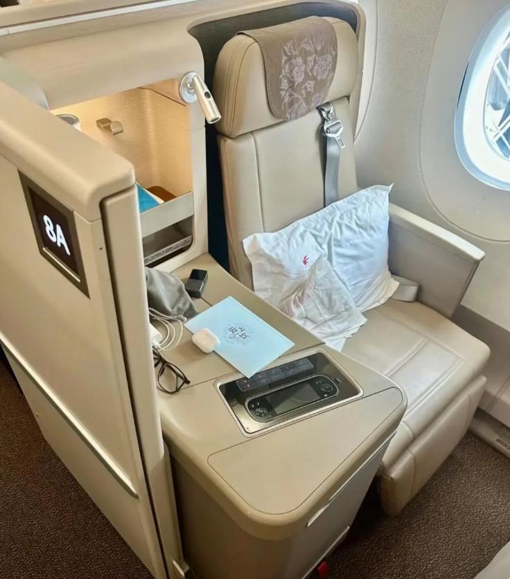 女子飞上海看病被拒载:航司拒赔黄牛票,3万白花,本人怒怼网友