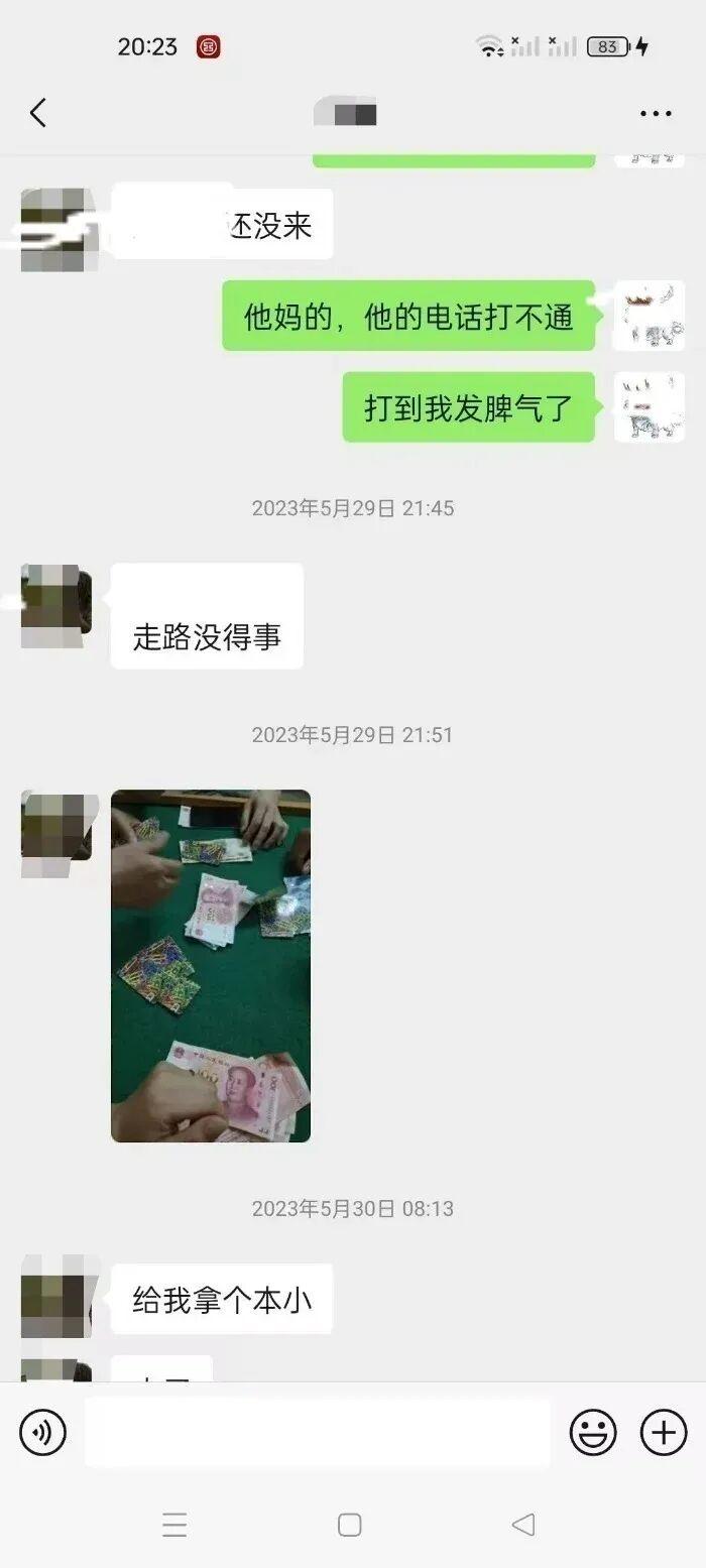 云南一交管大队队长被举报在KTV违规饮酒与女子举止亲密，本人称喝的茶水，女子突然靠近我下意识推了她；官方：初步调查举报不实
