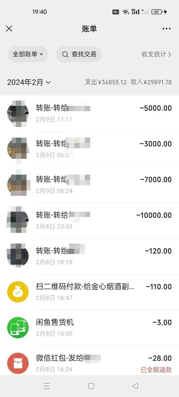 云南一交管大队队长被举报在KTV违规饮酒与女子举止亲密，本人称喝的茶水，女子突然靠近我下意识推了她；官方：初步调查举报不实